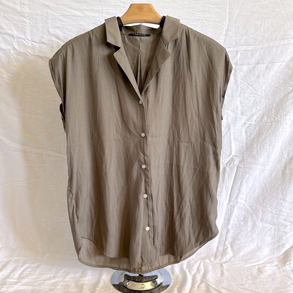 T Tahari *NWT* Sleeveless Button Down Shirt